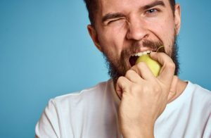 سیب چه تاثیری روی دندان دارد؟